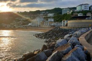 a group of rocks on the shore of a beach at Beautiful Seaside Apartment With Parking in Ventnor