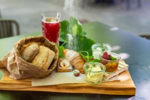 Makanan di atau berdekatan hotel