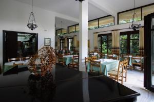 Reštaurácia alebo iné gastronomické zariadenie v ubytovaní Miramare