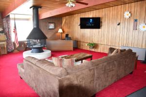 a living room with a couch and a flat screen tv at Prairie Inn in Evanston