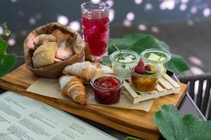Makanan di atau berdekatan hotel