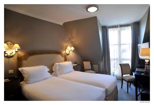 Hotel De La Treille tesisinde bir odada yatak veya yataklar