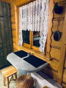 a room with a sink and a window at Domek letniskowy Grodek in Gródek Nad Dunajcem