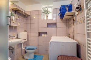 Koupelna v ubytování Apartments Kaštel + 30 fotografií