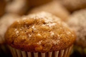 un muffin avec du sucre en poudre au-dessus dans l'établissement Coconut Palm Inn, à Key Largo