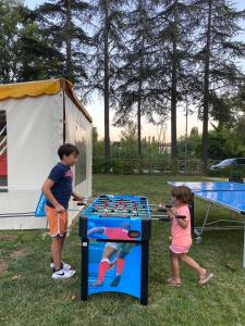 dos niños jugando con un juego en un parque en Il Giardino Delle Noci, en La Casinina