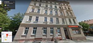 wysoki budynek z zegarem na boku w obiekcie CITY VIEW Saperów II - klimatyzacja, przy parku w Świdnicy