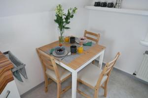- une table à manger avec 2 chaises et une table avec de la nourriture dans l'établissement Ferienwohnung Werenberg Goslar, à Goslar