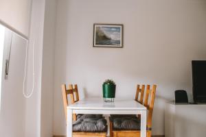 コスタ・ダ・カパリカにあるCaparica Sunny House IIの小さな白いテーブル(椅子2脚付)と植物