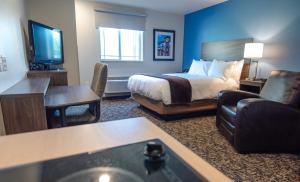 ein Hotelzimmer mit einem Bett und einem TV in der Unterkunft My Place Hotel-Green Bay, WI in Green Bay