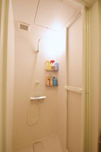 ein Bad mit Dusche und Duschvorhang in der Unterkunft REGALO Shibaura - Vacation STAY 88351 in Tokio