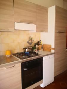 cocina con fogones y fogones horno superior en appartamento in villa a Pietragrande, en Stalettì
