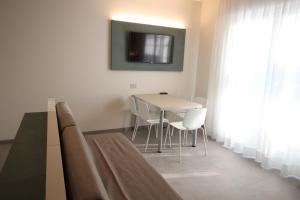 A television and/or entertainment centre at Persea mare appartamenti
