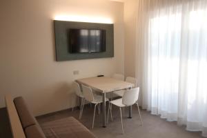 A television and/or entertainment centre at Persea mare appartamenti