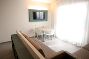 A television and/or entertainment centre at Persea mare appartamenti