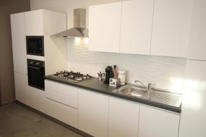 A kitchen or kitchenette at Persea mare appartamenti
