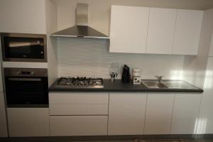 A kitchen or kitchenette at Persea mare appartamenti