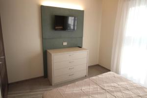 A television and/or entertainment centre at Persea mare appartamenti