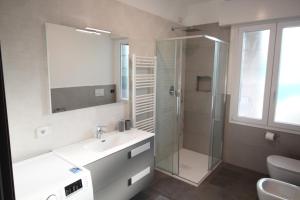 A bathroom at Persea mare appartamenti