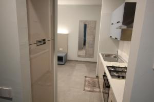 A kitchen or kitchenette at Persea mare appartamenti