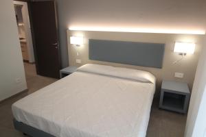 A bed or beds in a room at Persea mare appartamenti