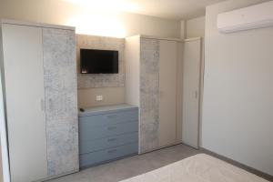 A television and/or entertainment centre at Persea mare appartamenti