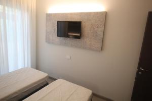 A television and/or entertainment centre at Persea mare appartamenti