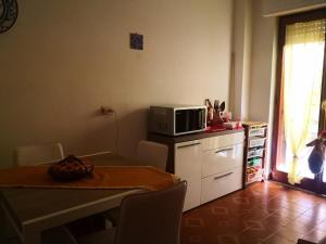 cocina con mesa y microondas en la barra en appartamento in villa a Pietragrande, en Stalettì