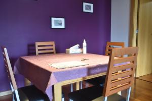 une table à manger pourpre avec un mur violet dans l'établissement Tagus Life Apartment, à Lisbonne