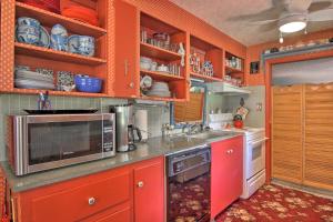 uma cozinha com armários laranja e um micro-ondas em Colorful Bungalow By Pikes PeakandGarden of the Gods em Manitou Springs