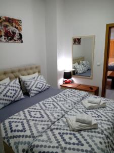 una camera da letto con un grande letto con due asciugamani di BFS Apartment a Ohrid