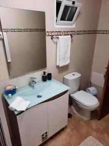 łazienka z umywalką i toaletą w obiekcie Encanto do Sol w mieście Ponta do Sol