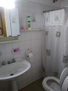 y baño con lavabo, aseo y ducha. en DEPARTAMENTO EN LOMA HERMOSA 2 en Loma Hermosa