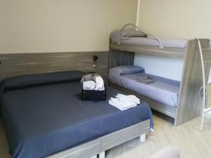 um quarto com 2 beliches e um saco na cama em Happy Family B&B em Viggianello