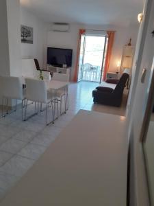 TV a/nebo společenská místnost v ubytování Apartments Verica