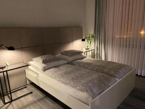 sypialnia z dużym łóżkiem z 2 poduszkami w obiekcie Apartament 63 w mieście Częstochowa