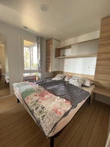 ein Schlafzimmer mit einem Bett in einem Zimmer in der Unterkunft Mobile Home Leggiero 156 - Porton Nature Hideouts in Rovinj