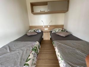 Кровать или кровати в номере Mobile Home Leggiero 156 - Porton Nature Hideouts
