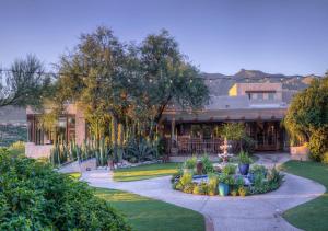 uma casa com um jardim com plantas e árvores em Hacienda del Sol Guest Ranch Resort em Tucson