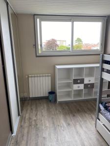 1 dormitorio con litera y ventana en Appartement à royan, en Royan