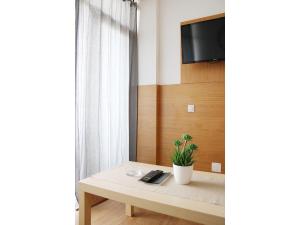 A television and/or entertainment centre at Sea Friendly Holiday Home
