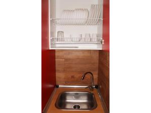 A kitchen or kitchenette at Sea Friendly Holiday Home