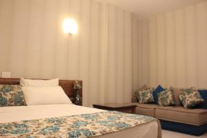 Postel nebo postele na pokoji v ubytování Camelot Hotel