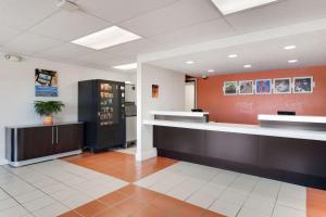 a waiting room with a counter and a drink cooler at Motel 6-Youngstown, OH in Youngstown