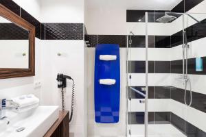 a bathroom with a shower, sink, and toilet at Best Western Plus Hôtel Brice Garden Nice in Nice