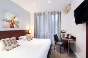 TV a/nebo společenská místnost v ubytování Best Western Plus Hôtel Brice Garden Nice
