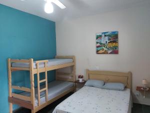 um quarto com um beliche, uma cama e uma escada em Pousada Jorai e Camping em Bertioga