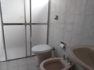 uma casa de banho com um WC e um lavatório em Pousada Jorai e Camping em Bertioga