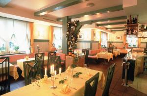un restaurante con mesas y sillas con velas en Pilgerhof und Rebmannshof, en Uhldingen-Mühlhofen