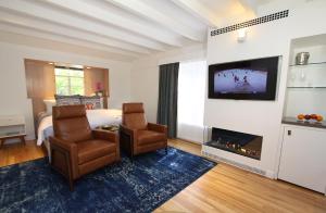 A television and/or entertainment centre at The Vagabond's House Boutique Inn & Spa Studio